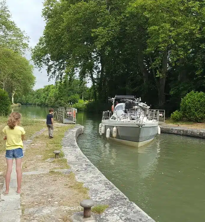 Voilier OVNI dériveur intégral navigation canal