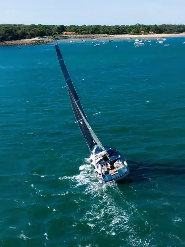 OVNI 370 en navigation dans le Bassin d'Arcachon