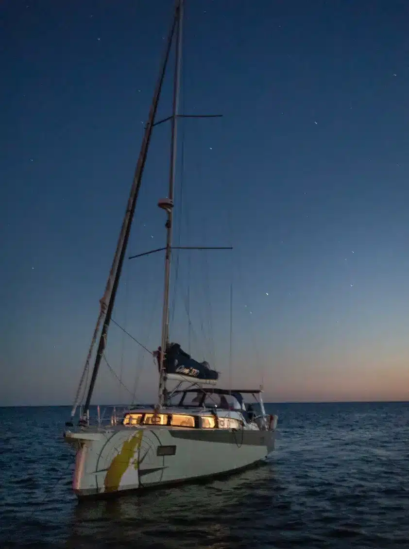 OVNI 370 au mouillage de nuit