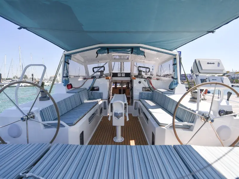 OVNI 430 voilier de grand voyage cockpit spacieux