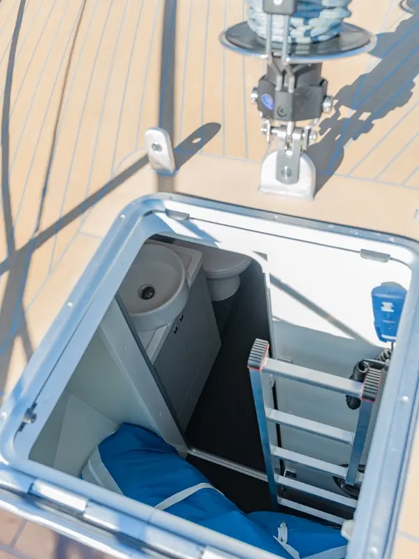 OVNI 490 accès soute à voile extérieure