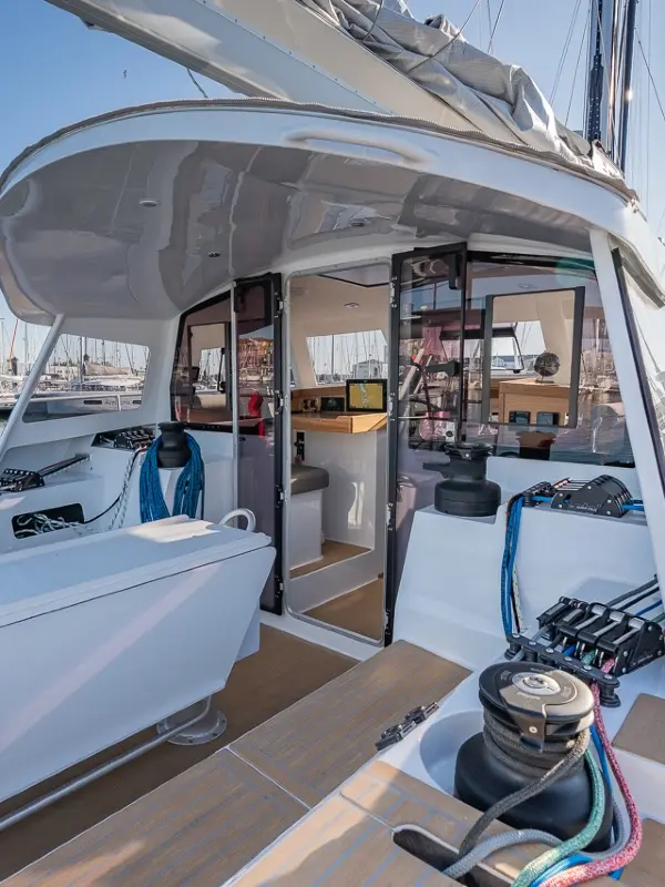 OVNI 490 cockpit sécurisant et spacieux