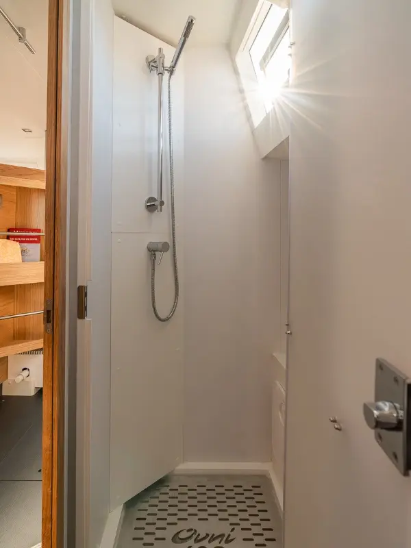 OVNI 490 douche séparée dans salle d'eau