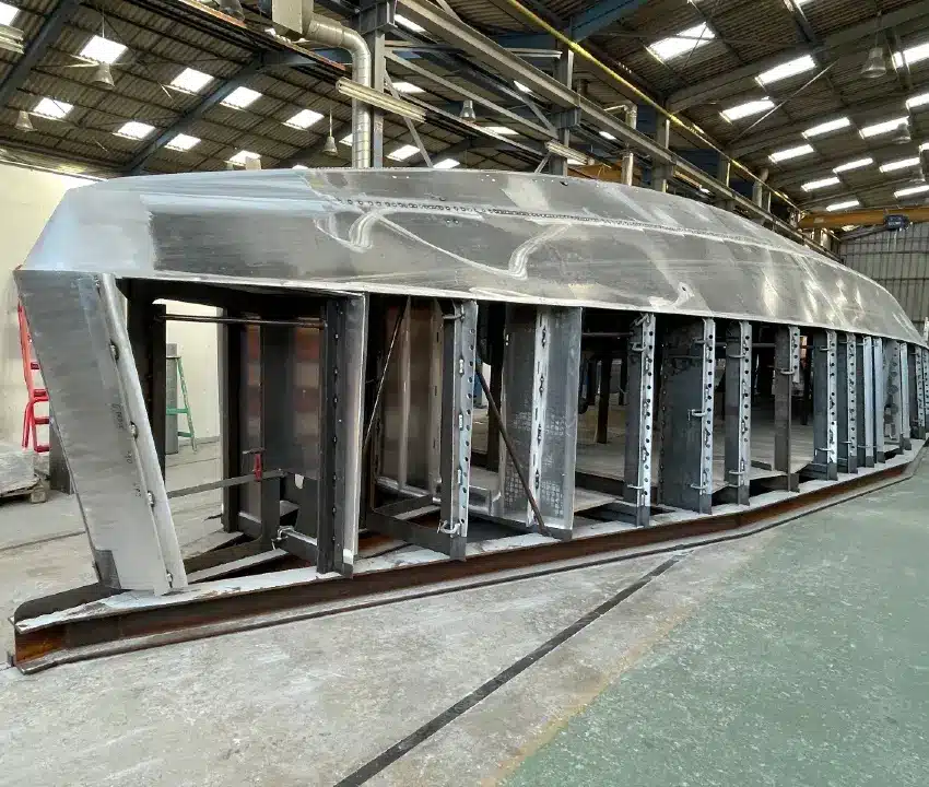 OVNI 490 construction aluminium semi-épais