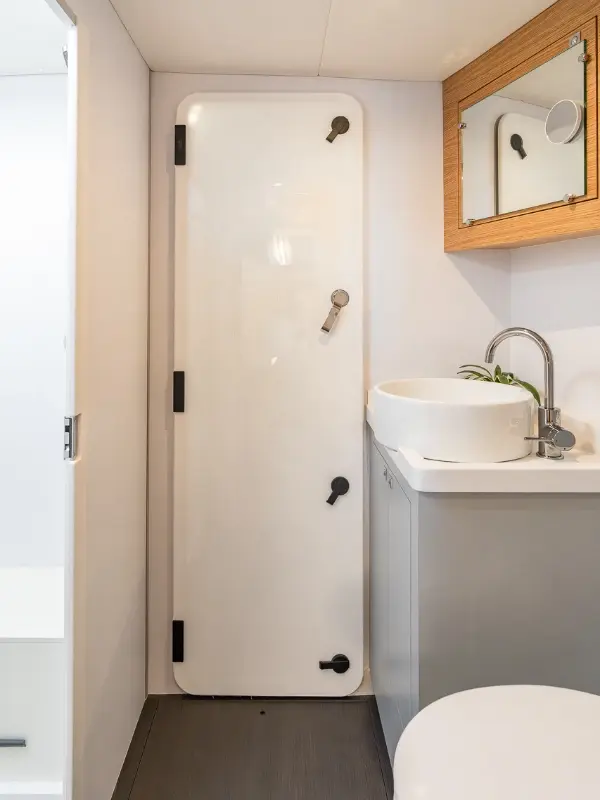 OVNI 490 salle d'eau avant avec douche séparée