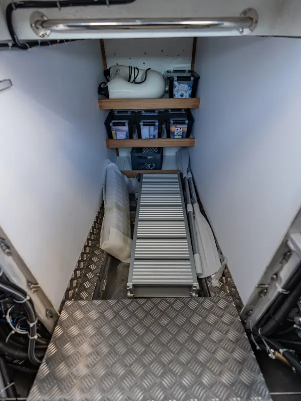 OVNI 490 soute sous cockpit