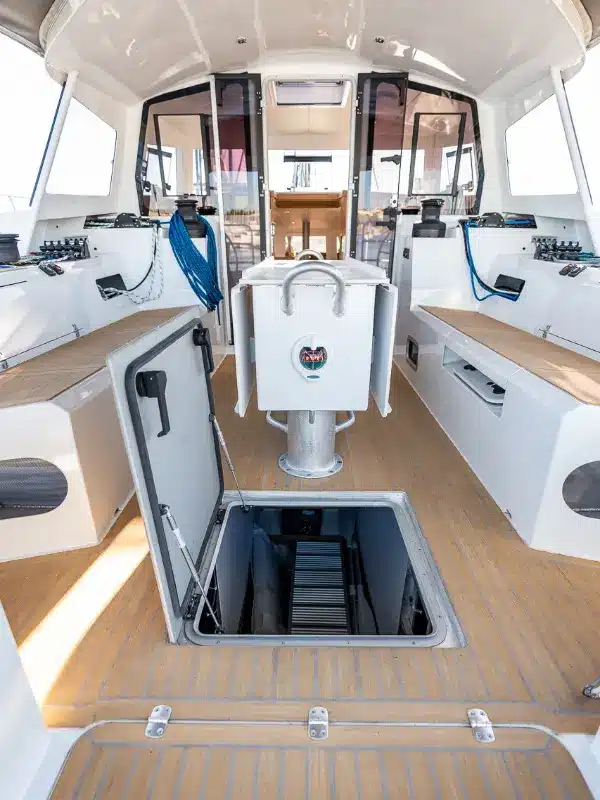 OVNI 490 Accès soute sous cockpit