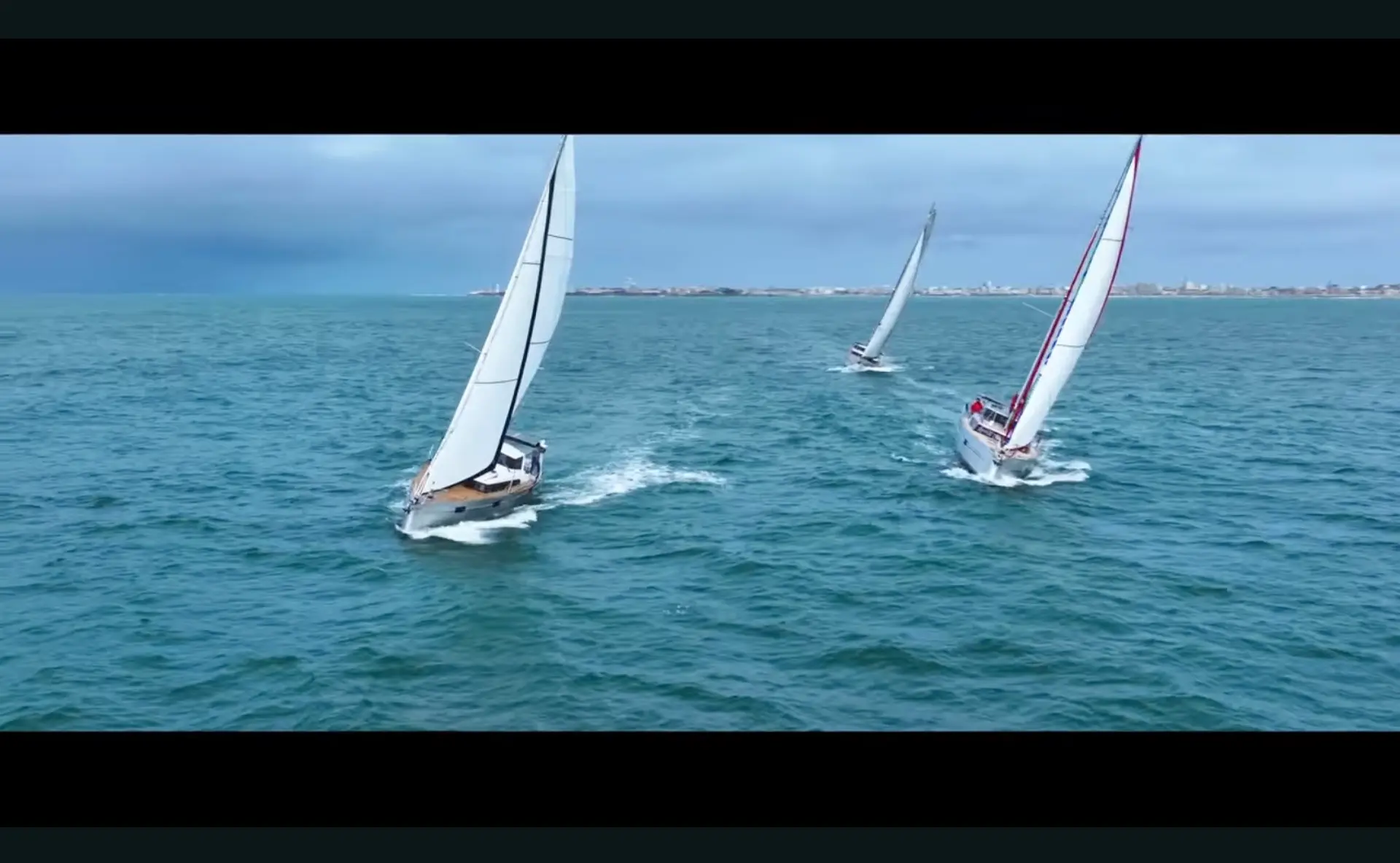 OVNI 490 deux et un OVNI 430 naviguent ensemble